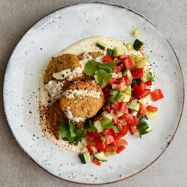 Linsen-Falafel mit Sauce & Salat