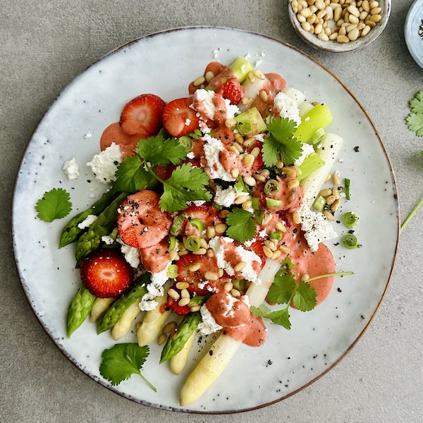 Spargeln und Erdbeeren mit Frischkäse