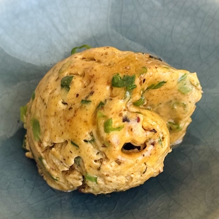 Goldene Kräuterbutter