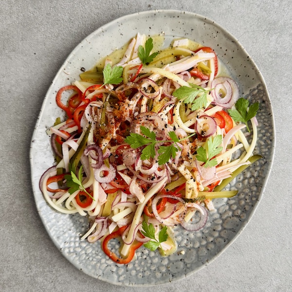 Schweizer Wurst-Käse-Salat – aber deutlich leichter!